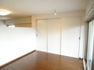 間仕切りも兼ね備えた造作収納を設置